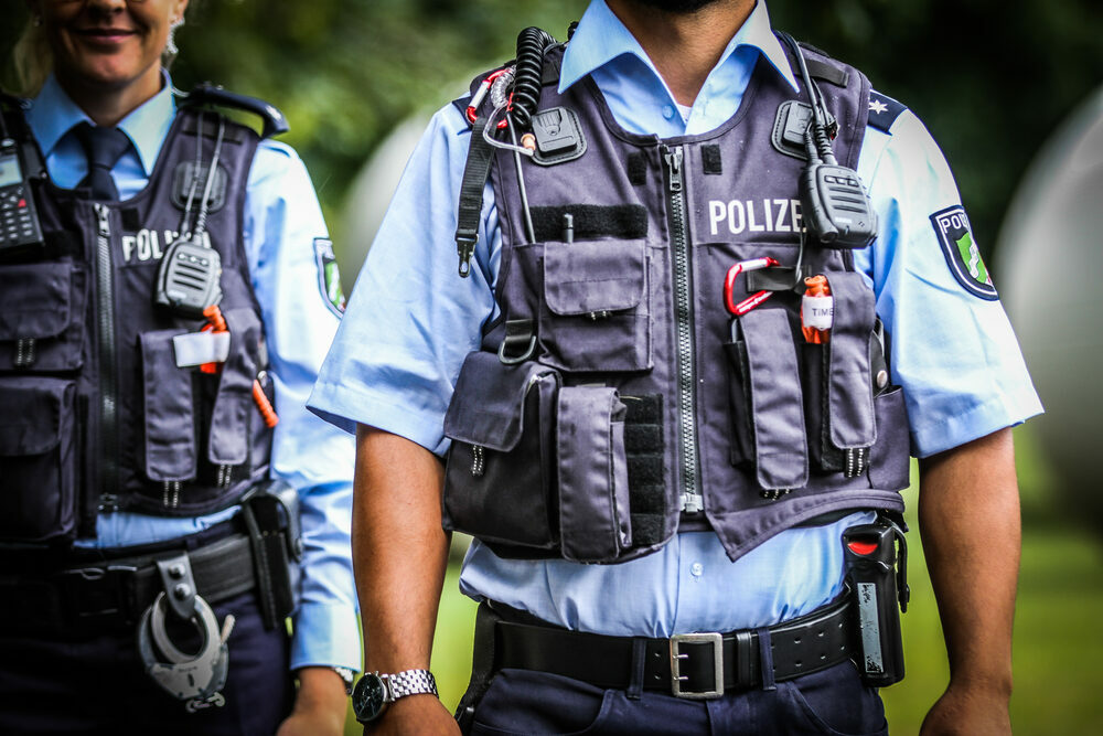 Polizeibeamtin und Polizeibeamter mit Schutzwesten